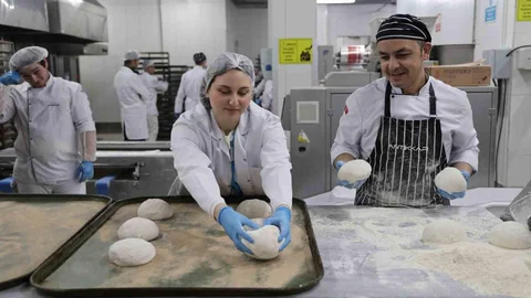 Üniversite Öğrencilerinden İftar Çadırında Pide Dağıtımı