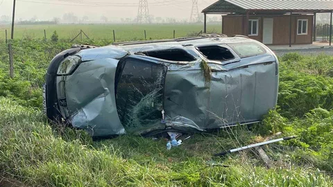 Kocaeli’de Hafif Ticari Araç Takla Attı