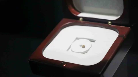 Dünyanın En Küçük Kitabı İzmir'de Sergileniyor