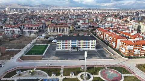 Karatay'da 8 Okula Yeni Halı Saha Yapılıyor