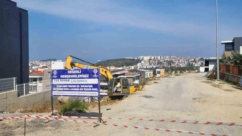 Kuşadası'nda Yol Yapım Çalışmaları Devam Ediyor