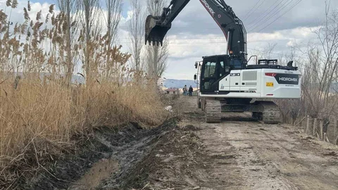 Tuzluca'da Sulama Hattı Temizliği Devam Ediyor