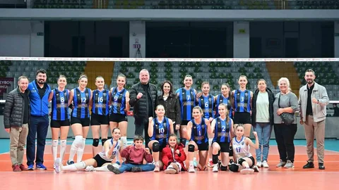Karacabey Belediyespor Kadın Voleybol Takımı İlk Galibiyetini Aldı