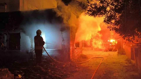 Samandağ'da Metruk Ev Yangını Kontrol Altına Alındı