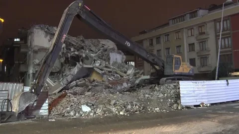 Avcılar'da Yıkım Kontrolden Çıktı