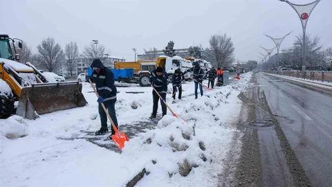 Erzincan'da Karla Mücadele Devam Ediyor