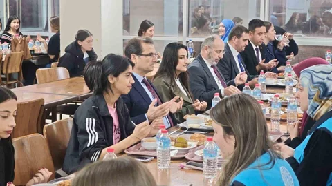 Manisa'da Kaymakam Öğrencilerle İftar Yaptı