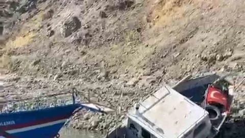 Elazığ’da Fırtına Sonucu Tekne Suda Kayboldu