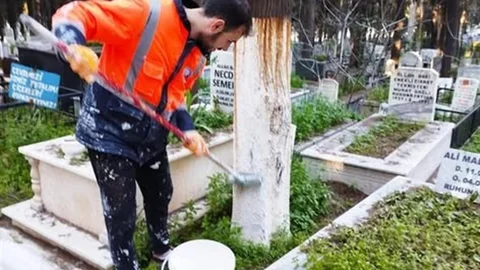 Edremit'te Mezarlık Bakım Çalışmaları
