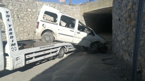 Isparta'da Köprüden Düşen Araçta 3 Yaralı