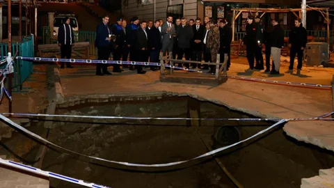Aşırı Yağışlar Gülnar’da Pazar Yerinde Çöküntü Oluşturdu: Vali Toros, Çöküntü Alanını İnceledi