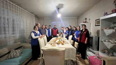 Düzce'de Gençler İftar Sofrası Kurdu