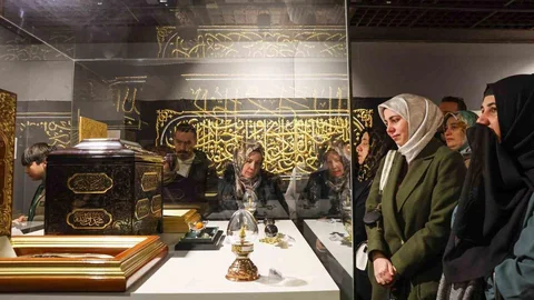 Mukaddes Emanetler Sergisi'ne Yoğun İlgi