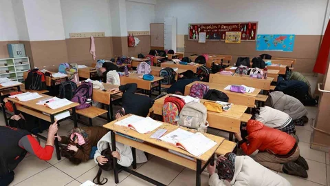 Bingöl'de Öğrencilere Deprem Tatbikatı Yapıldı