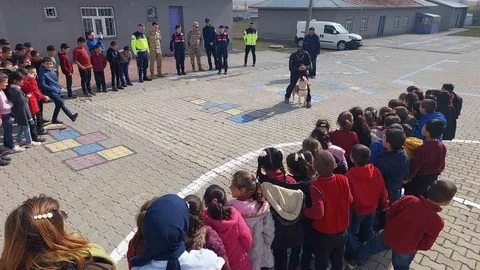 Muş'ta Jandarmadan Öğrencilere Eğitim Verildi