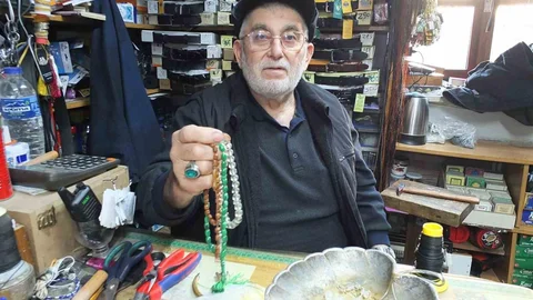 Cevat Dede Tespih Dizerek Para Kazanıyor