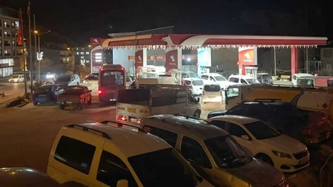 Hakkari'de Akaryakıt Kuyruğu Oluştu