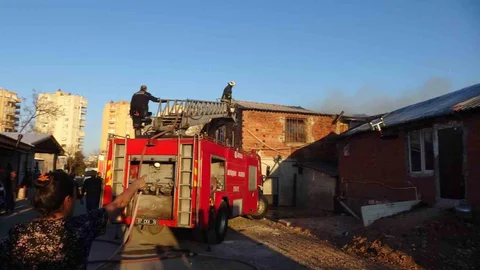 Antalya'da Yaşlı Çiftin Evi Yanarak Kullanılamaz Hale Geldi
