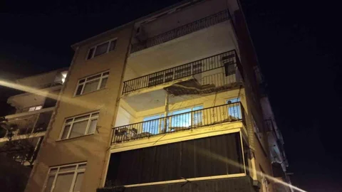 Üsküdar'da Binanın Balkonunda Çökme Olayı