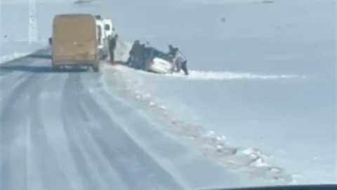 Kars'ta Köylüler El Birliğiyle Araç Kurtardı