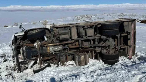 Kars'ta Kamyon Devrildi, 1 Yaralı