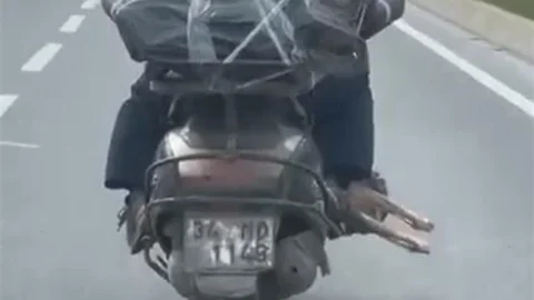 Motorcu Yolda Et Taşıdı