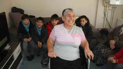 Minik Öğrenciler Engelli Vatandaşa Destek Oldu
