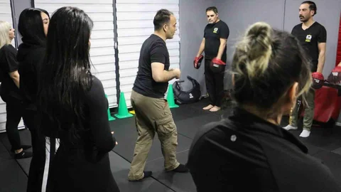 Diyarbakır'da Kadınlar Kendilerini Savunmayı Öğreniyor