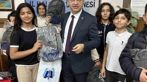 Aydın'da Öğrencilere Çanta Hediyesi Verildi