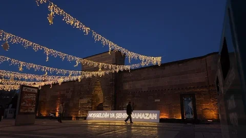 Hunat Cami Ramazan İçin Işıklandırıldı