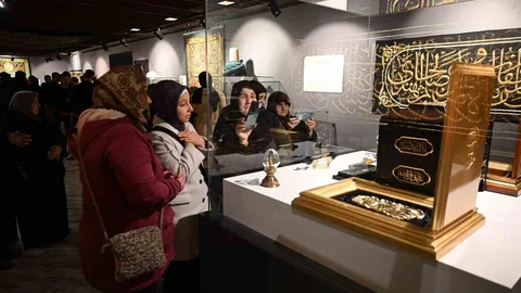 Gaziantep'te Mukaddes Emanetler Sergisi Yoğun İlgi Görüyor