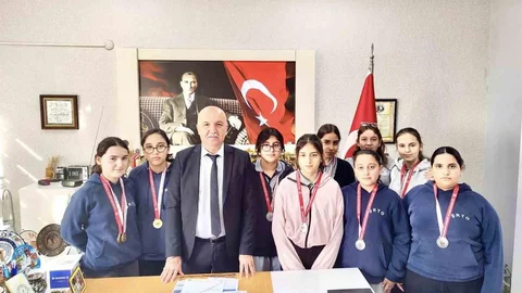 Aydın'daki Ortaokul Öğrencileri Bilek Güreşinde Başarı Kazandı