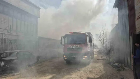 Eskişehir'de Mobilya Deposunda Yangın Çıktı