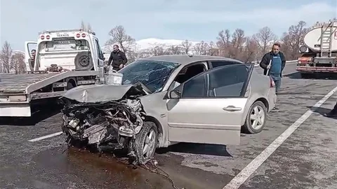 Tokat'ta İki Araç Kafa Kafaya Çarpıştı