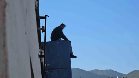 Karabük'te Sokak Sanatçısı Çatıya Çıktı