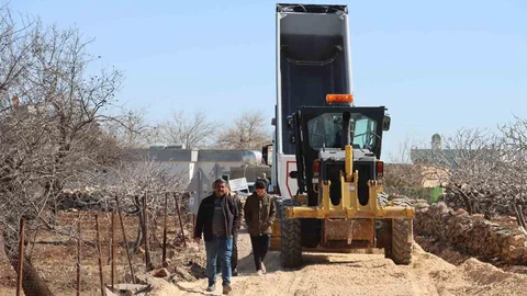 Karaköprü'de Kırsal Yol Çalışmaları Devam Ediyor