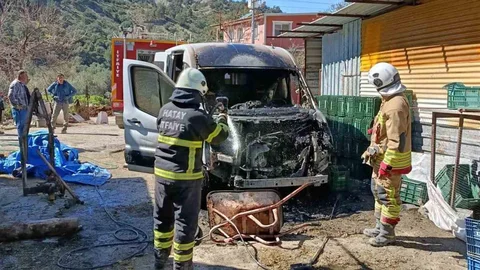 Arsuz'da Minibüs Yangını Meydana Geldi