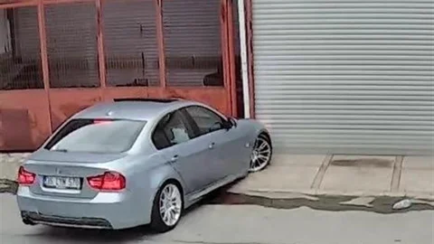 İzmir'de Drift Yapan Sürücü Kaza Yaptı