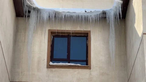 Yüksekova'da Dondurucu Soğuklar Etkili Oldu