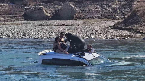 Tunceli'de Baraj Gölüne Uçan Araçta Yaralı Var