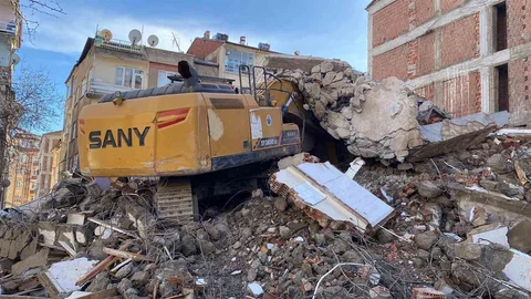 Elazığ'da Bina Enkazı İş Makinesine Devrildi