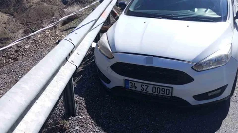 Diyarbakır'da Otomobil Bariyerlere Çarptı