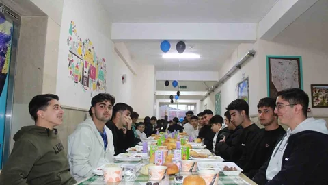 Siirt'te Öğrenciler İftar Sofrasında Buluştu