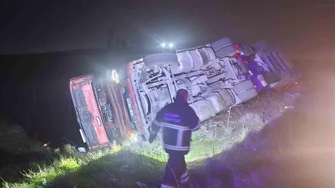Mardin'de Tır Devrildi