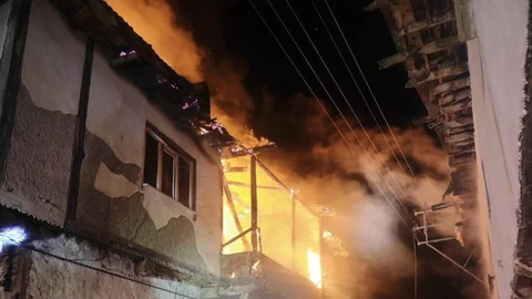 Uşak'ta İki Katlı Evde Yangın Çıktı