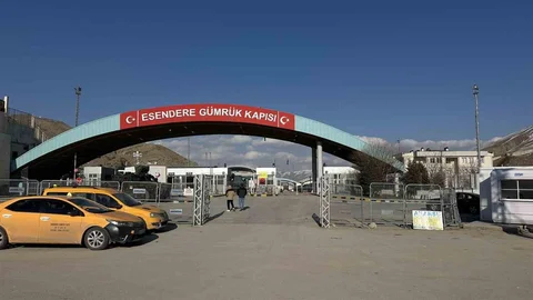 Hakkari'deki Esendere Sınır Kapısı'nda Bekleyiş Sürüyor