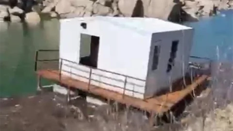 Çine Barajı'nda Sürüklenen Konteyner Baraka