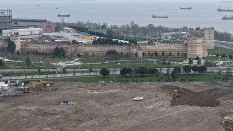 Kazlıçeşme Meydanı'ndaki Molozlar Kaldırılıyor