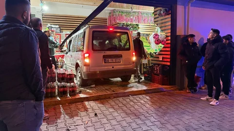 Ehliyetsiz Sürücü Marketin İçine Girdi