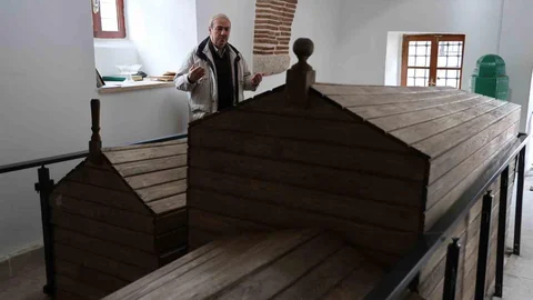 Kara Şems Türbesi Ziyaretçi Akınına Uğruyor